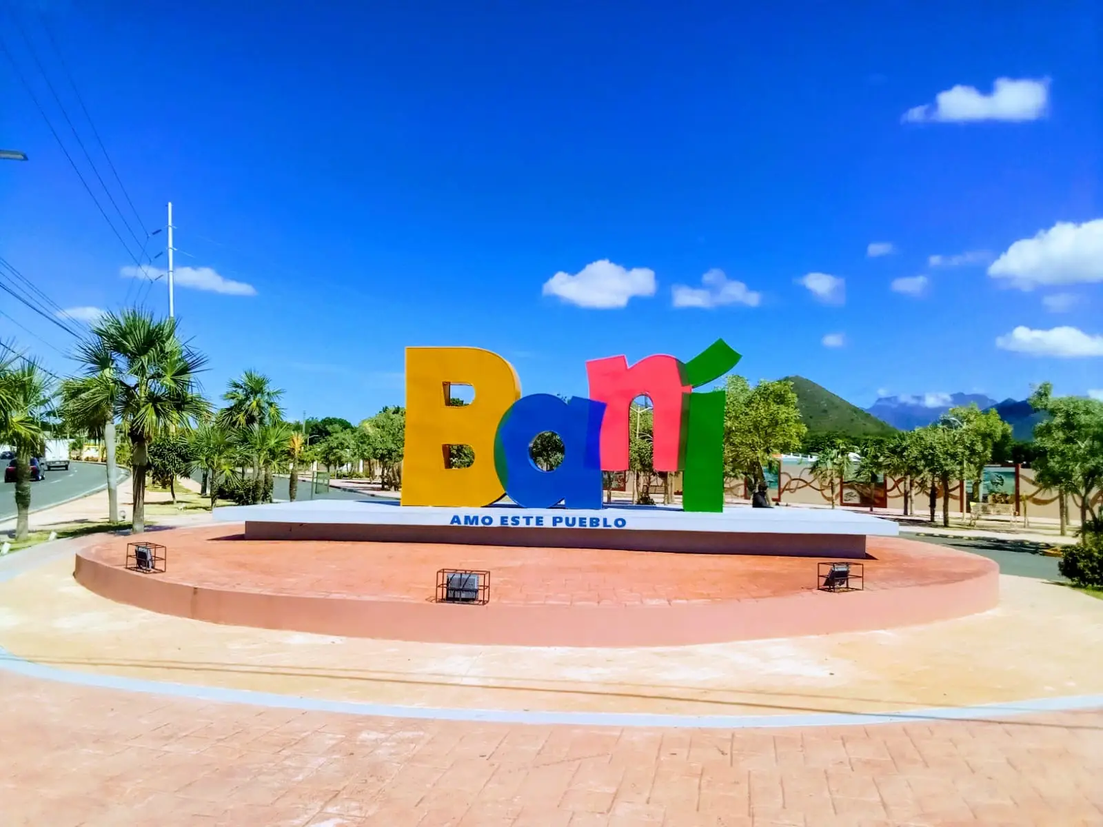 Letrero de Baní en la entrada de la ciudad